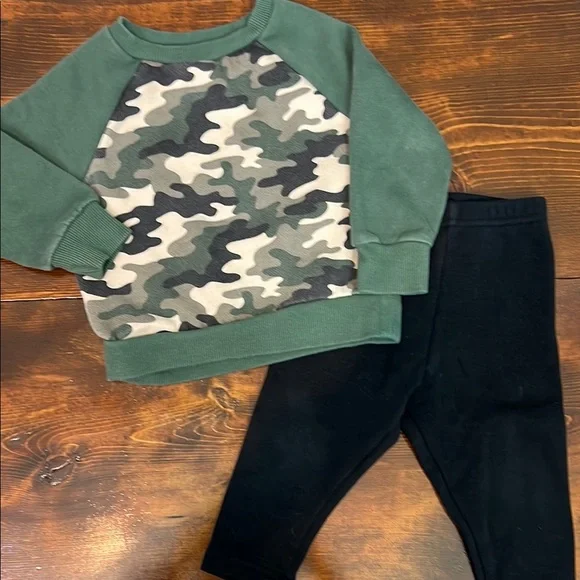 Camo Sweatshirt and Black Pants Set - Picture 1 of 5